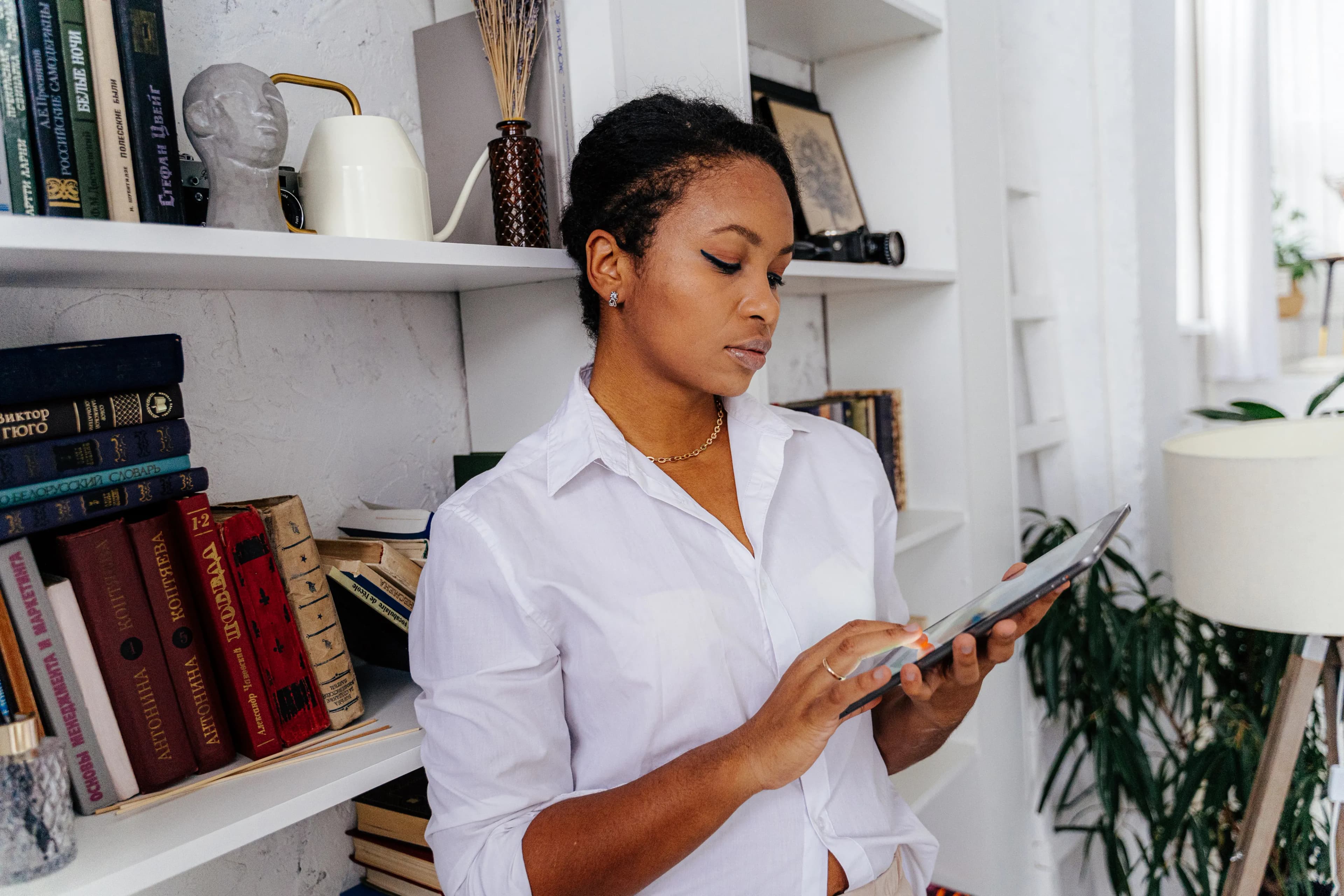 Entrepreneure gérant son activité avec Boutikly